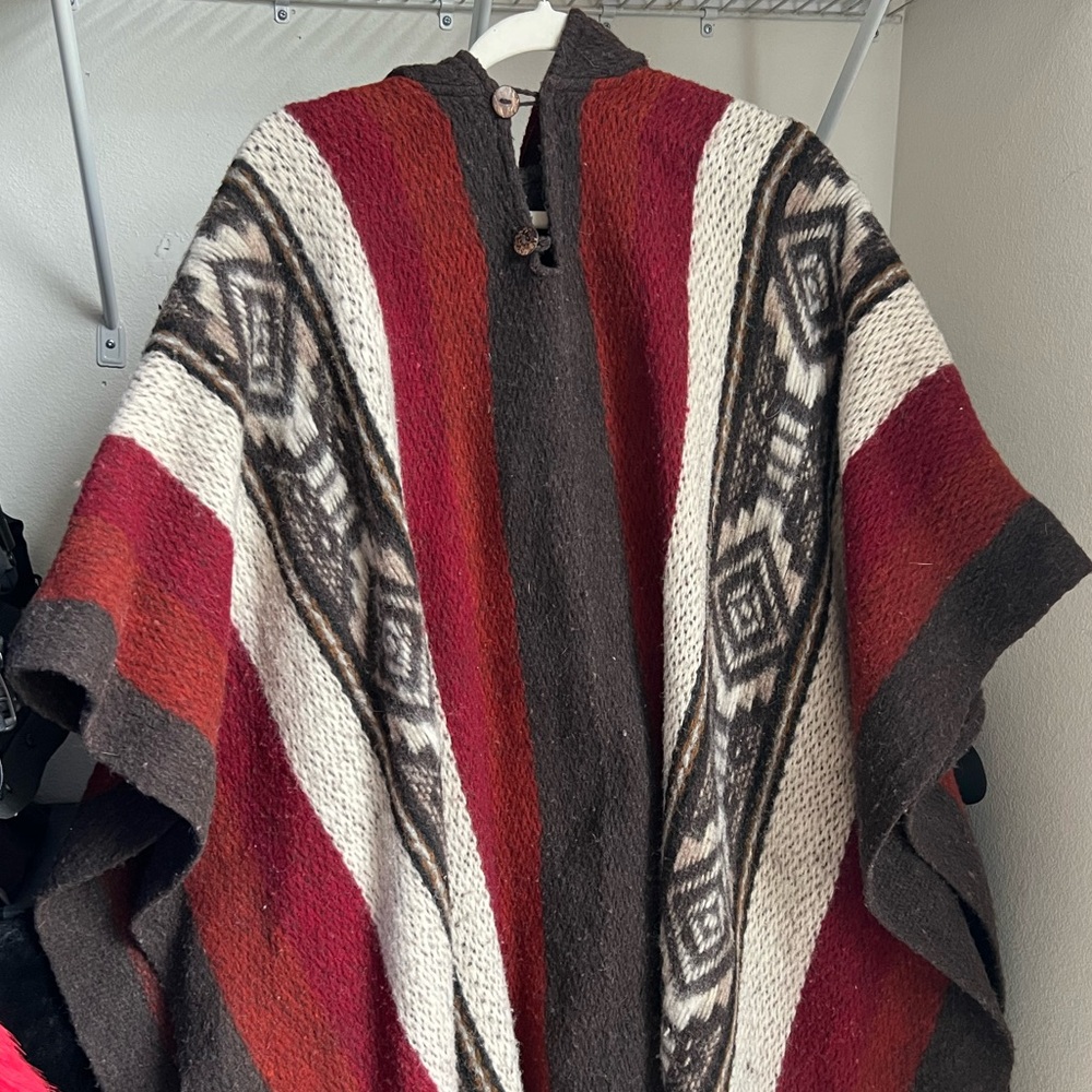 100% Wool Ecuatorian Artisan-made Poncho. NEW
